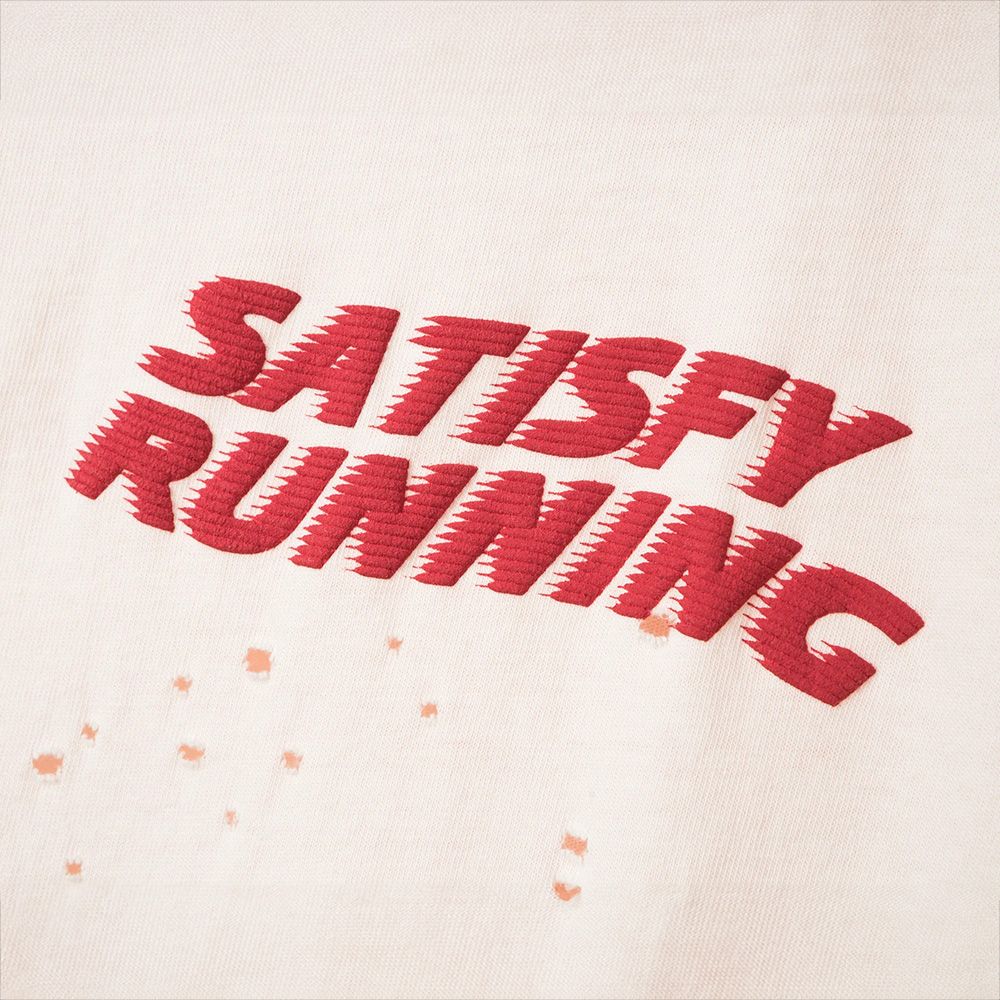 T-shirt Satisfy MothTech T-Shirt Sun Bleached Rosewater – dettaglio della stampa onda SATISFY in inchiostro puff
