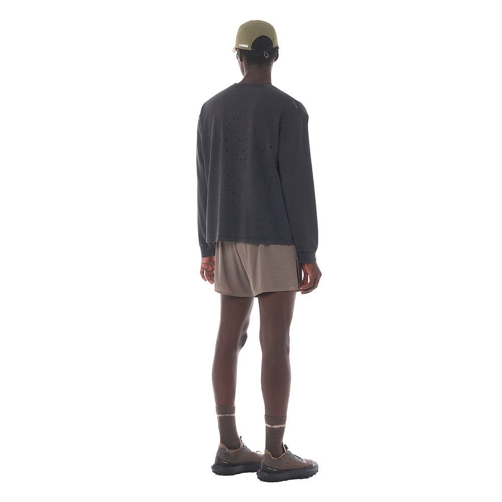 Maglia Satisfy MothTech Long Tee Aged Black – indossata da un modello, vista posteriore
