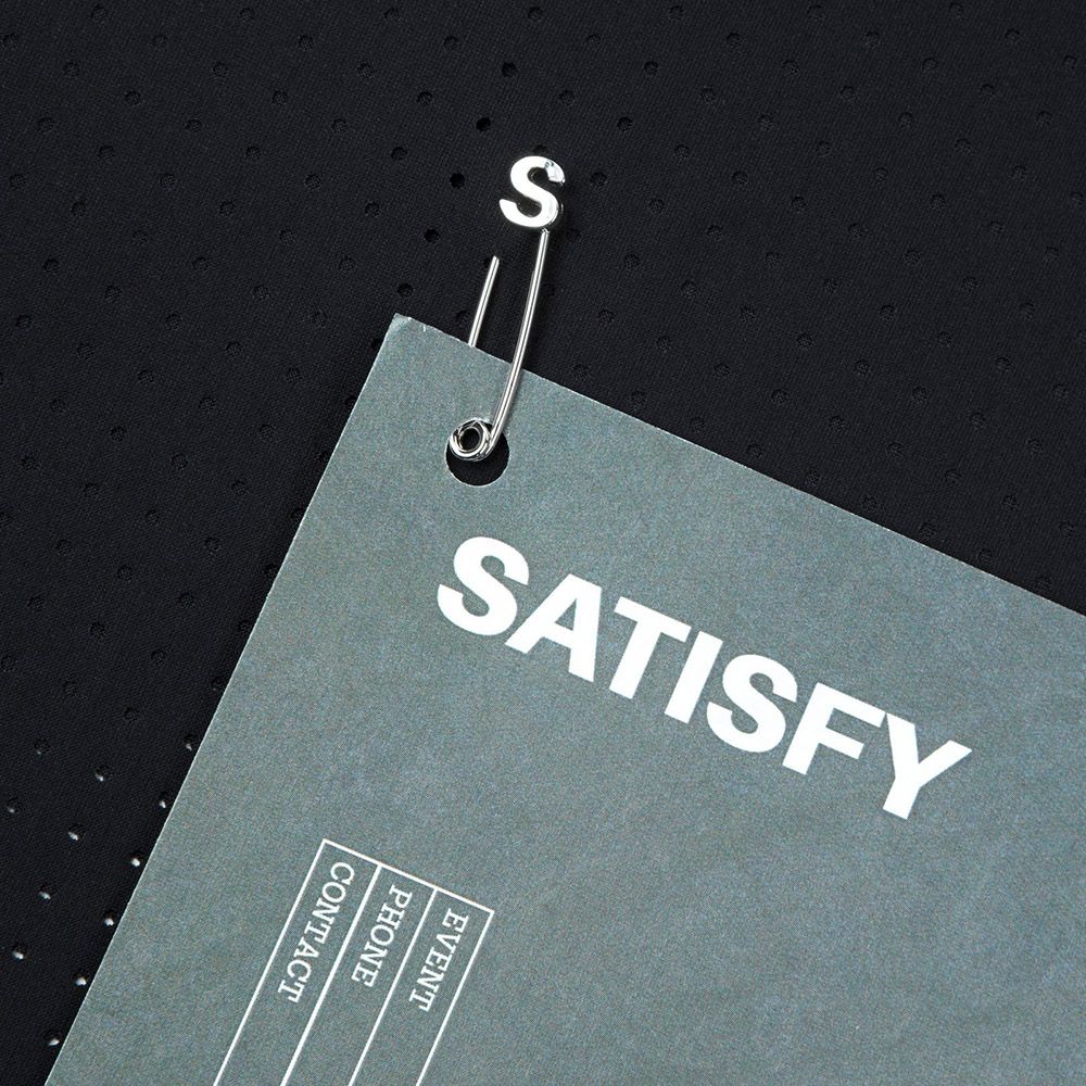 Maglia Satisfy Space-O T-Shirt Black – dettaglio del pettorale fissato con gli S-Pin