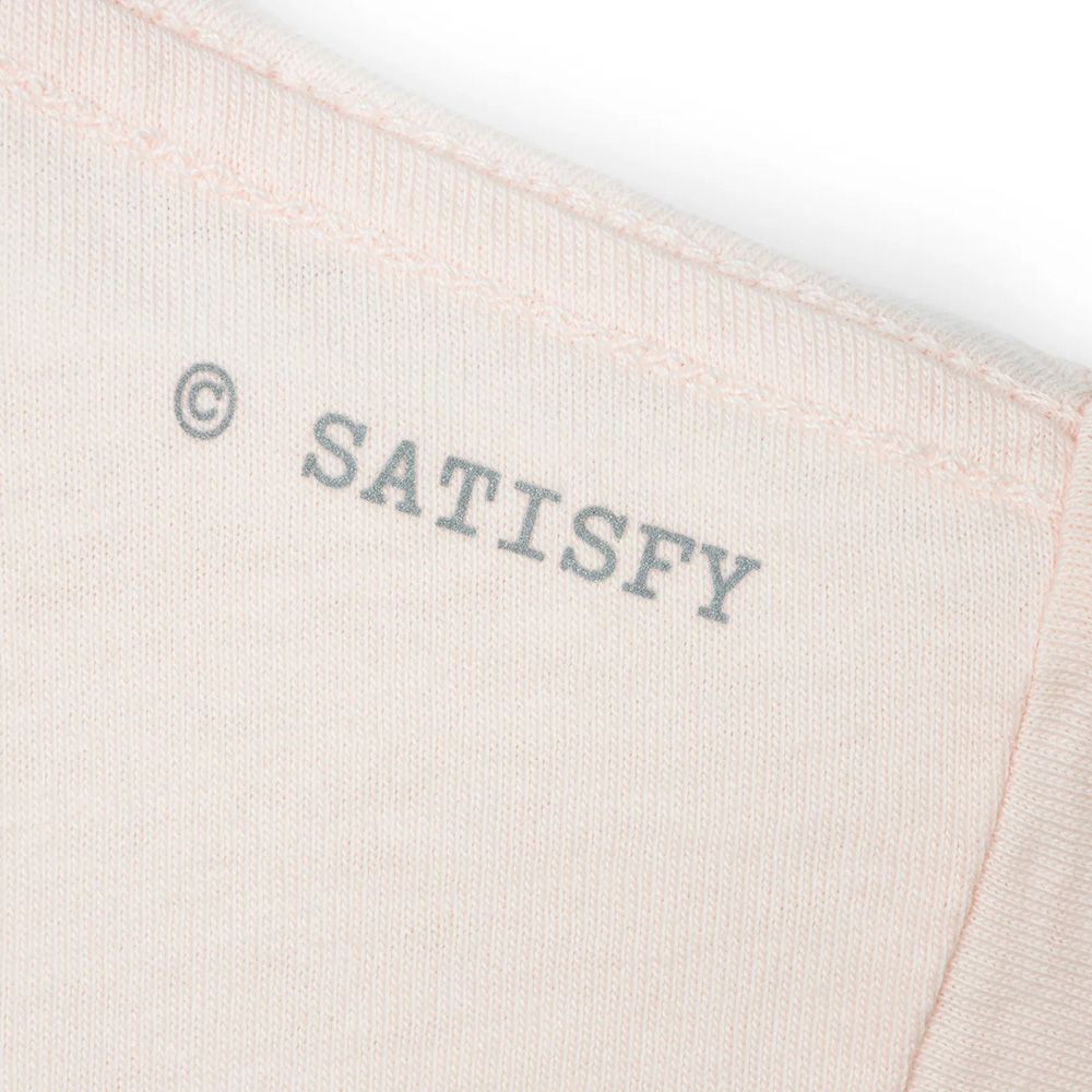 T-shirt Satisfy MothTech T-Shirt Sun Bleached Rosewater – dettaglio del logo ©SATISFY sul retro
