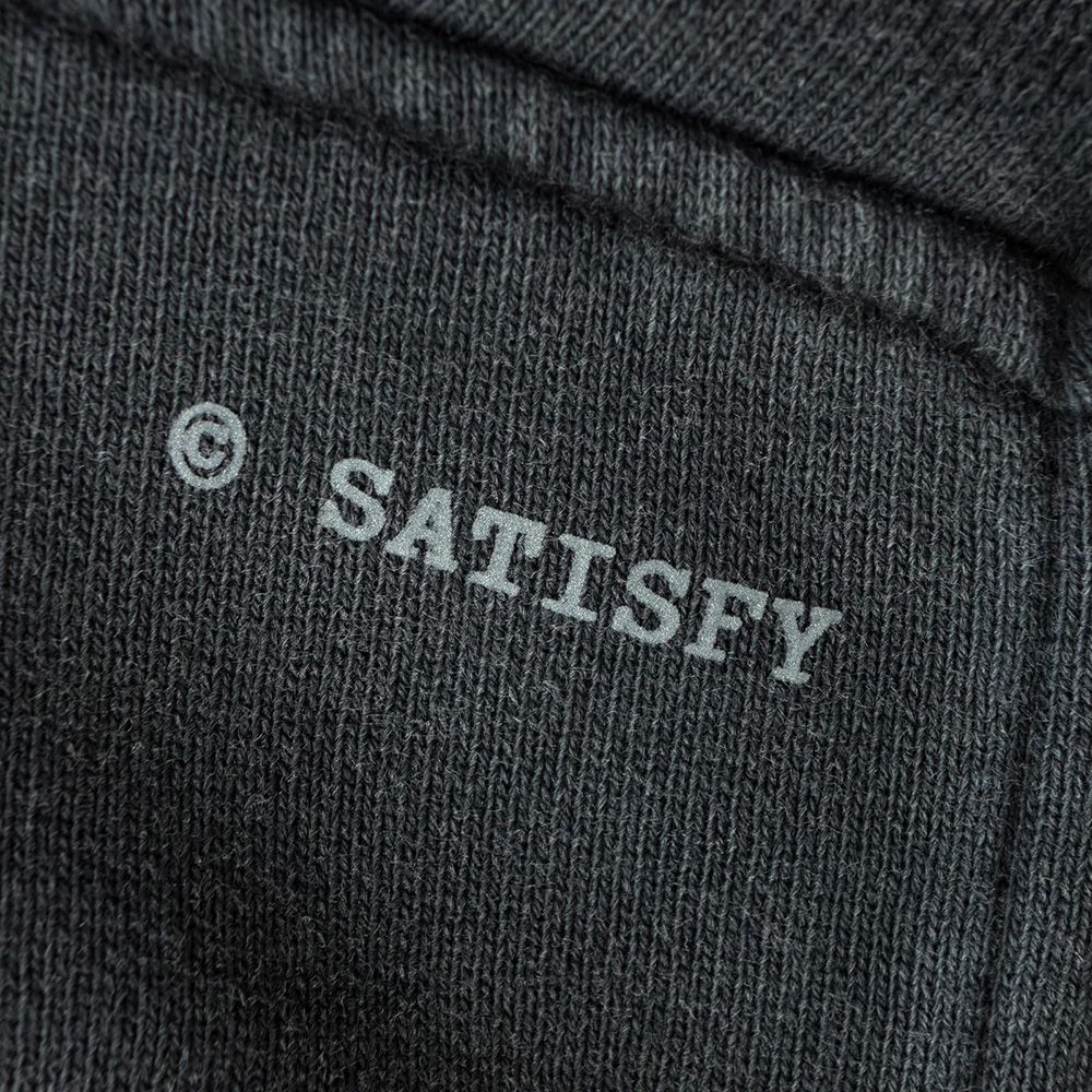 Felpa Satisfy SoftCell Hoodie Aged Black – dettaglio del logo ©SATISFY sul retro
