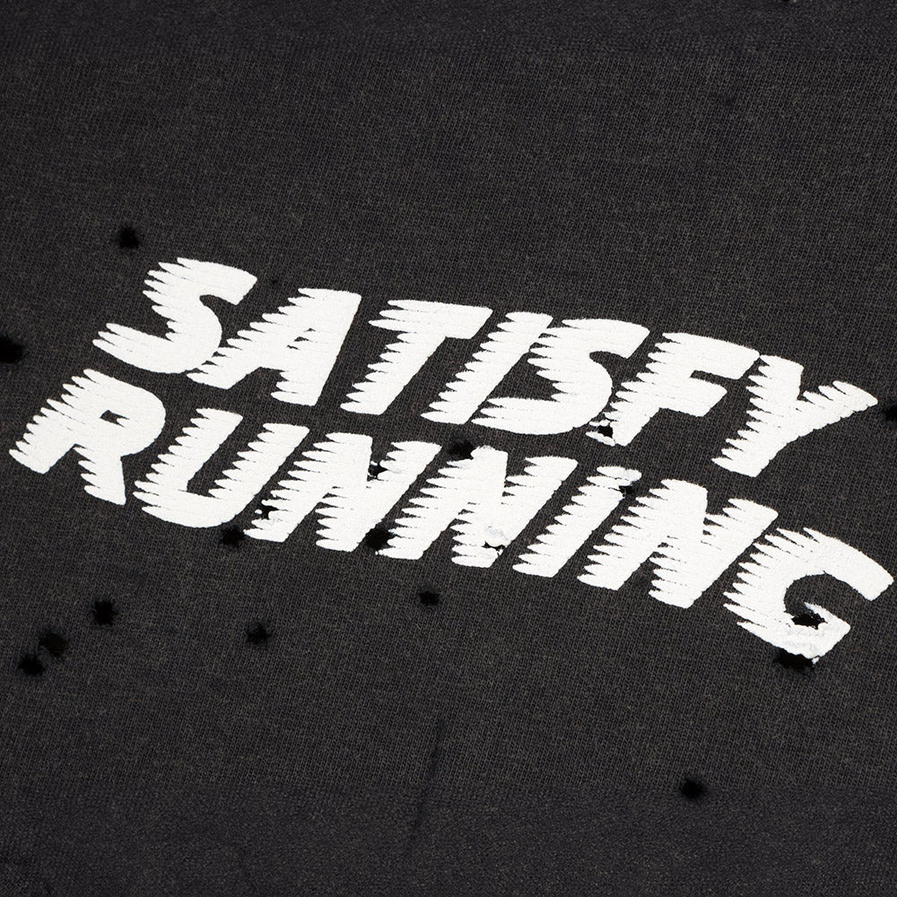 T-shirt Satisfy MothTech T-Shirt Aged Black – dettaglio della stampa SATISFY RUNNING sul petto