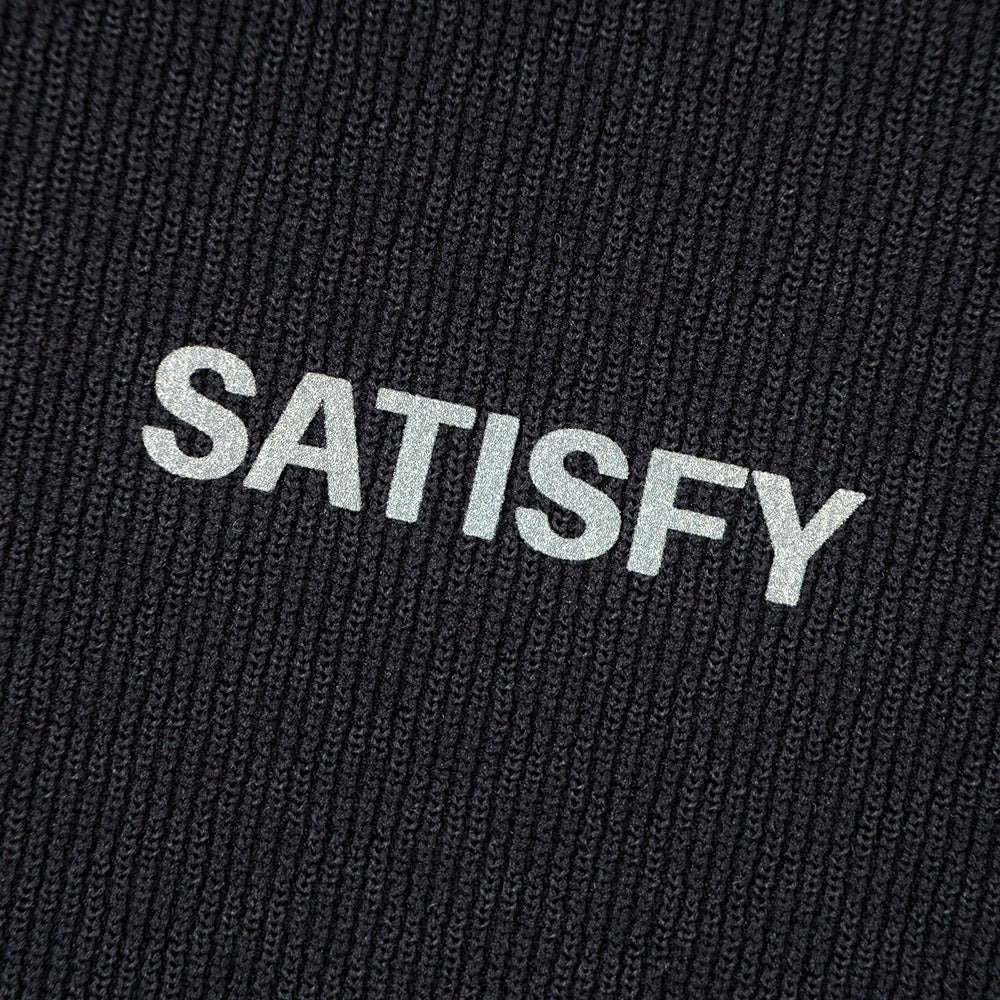Maglia Satisfy FuzzFleece Octa Long Tee Black – dettaglio del logo SATISFY sul petto