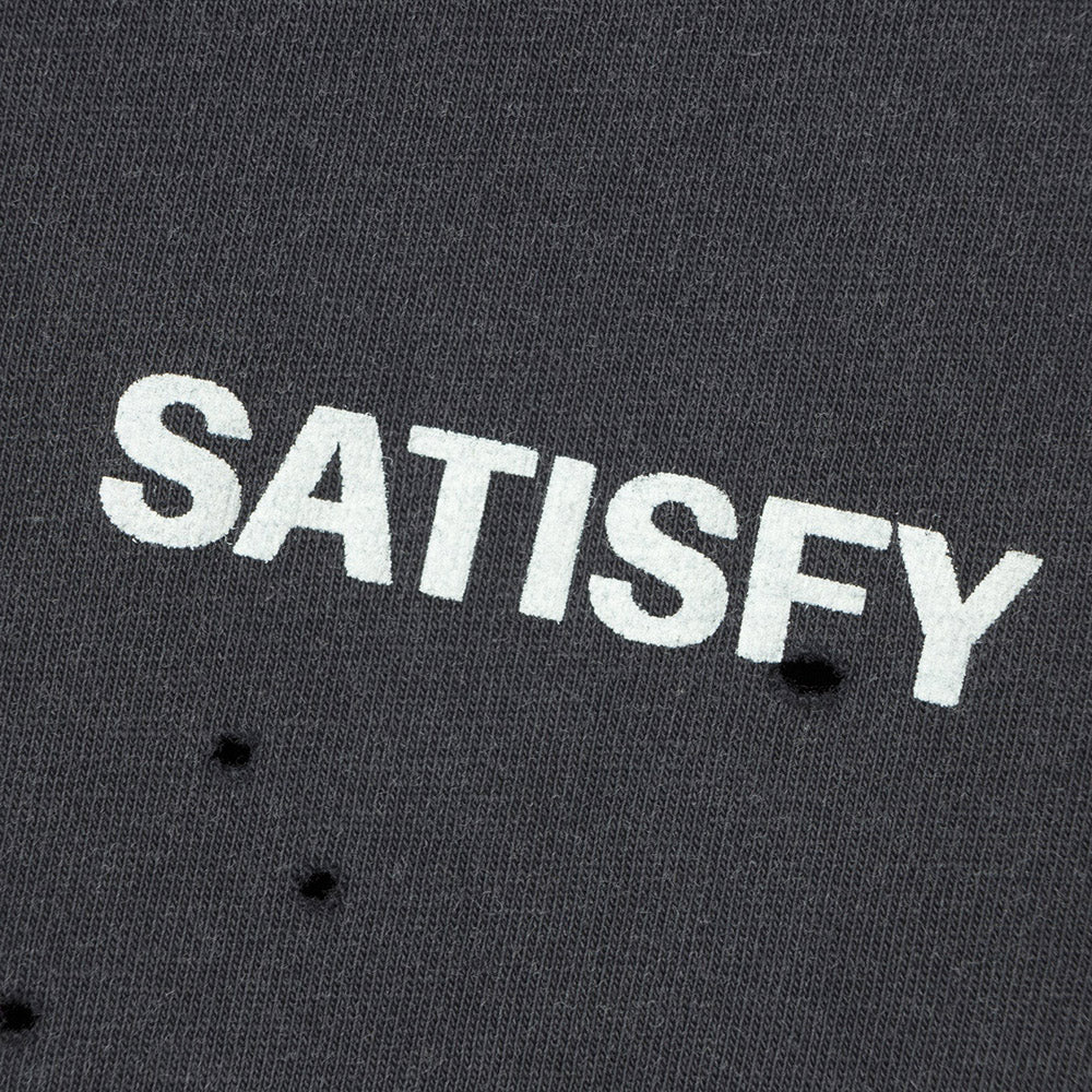 Maglia Satisfy MothTech Long Tee Aged Black – dettaglio del logo SATISFY in inchiostro puff