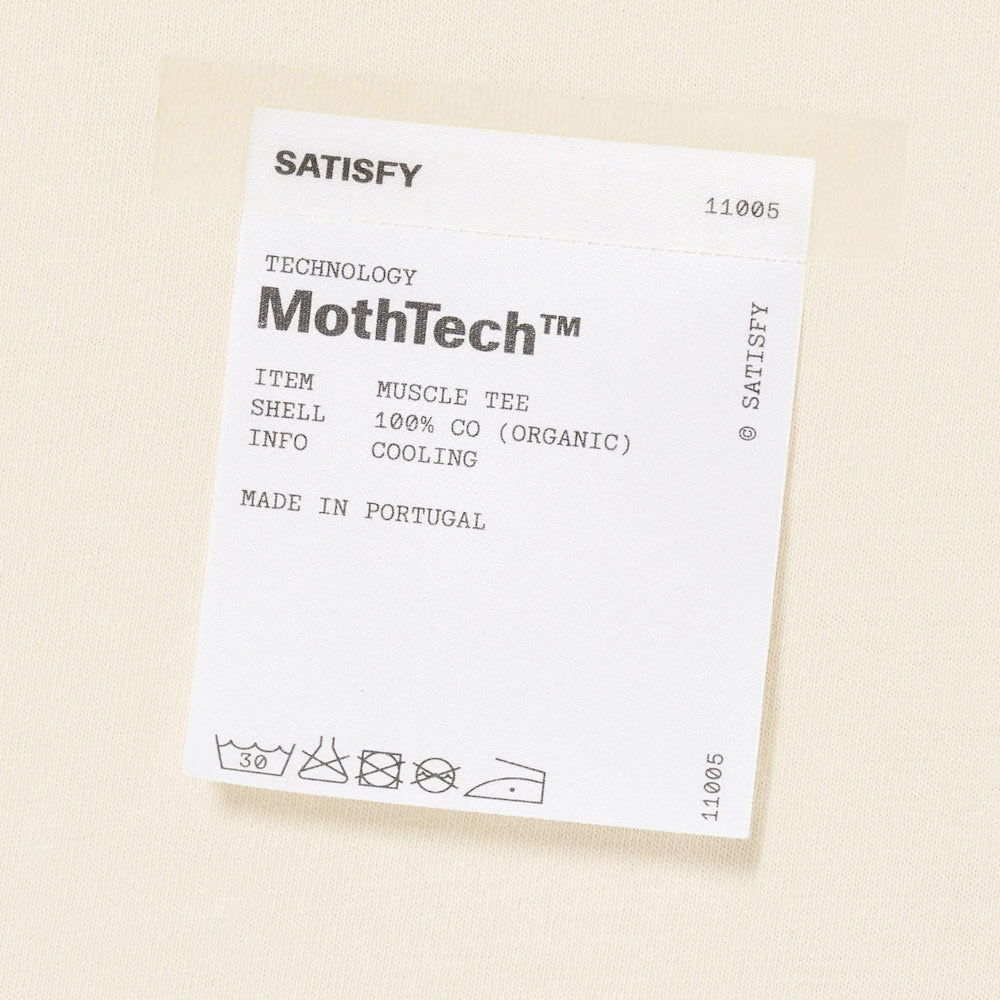 Canotta Satisfy MothTech Muscle Tee Aged Ecru – etichetta di composizione esterna