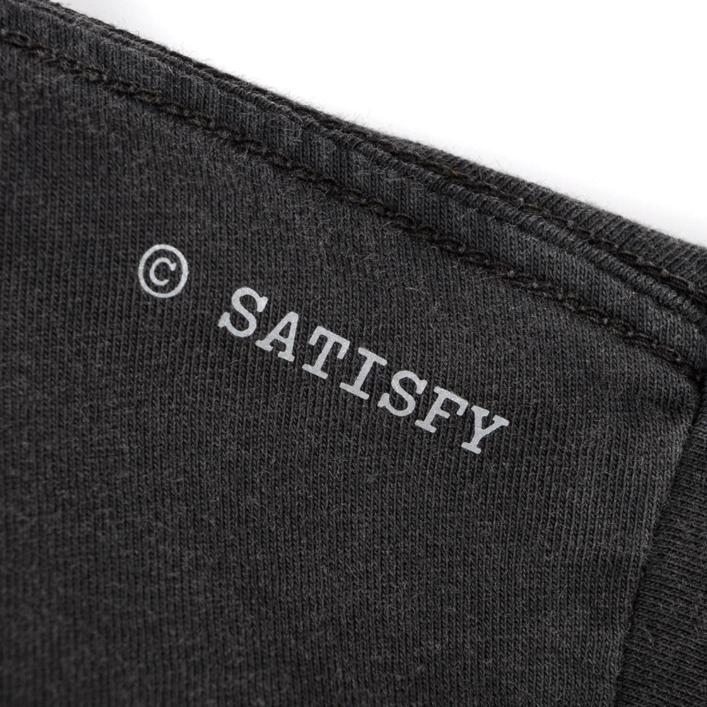 T-shirt Satisfy MothTech T-Shirt Aged Black – dettaglio del logo ©SATISFY sul retro