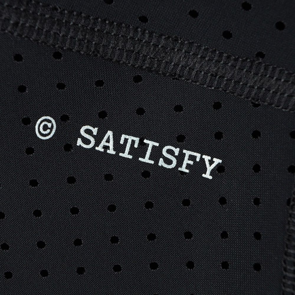 Maglia Satisfy Space-O T-Shirt Black – dettaglio del logo ©SATISFY sul retro