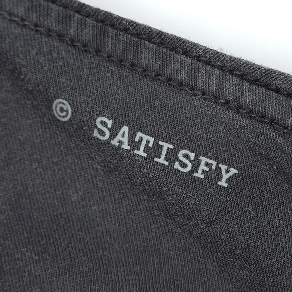 Maglia Satisfy MothTech Long Tee Aged Black – dettaglio del logo ©SATISFY sul retro