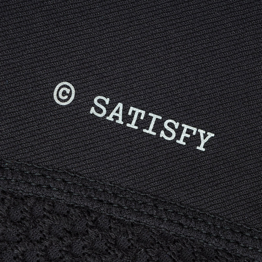 Maglia Satisfy FuzzFleece Octa Long Tee Black – dettaglio del logo ©SATISFY sul retro