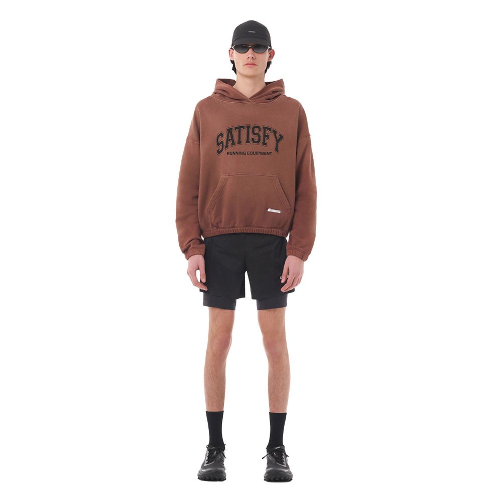 Felpa Satisfy SoftCell Hoodie Sun Bleached Rocky Road – indossata da un modello, vista frontale