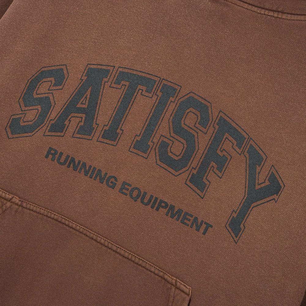 Felpa Satisfy SoftCell Hoodie Sun Bleached Rocky Road – dettaglio del logo SATISFY sul davanti