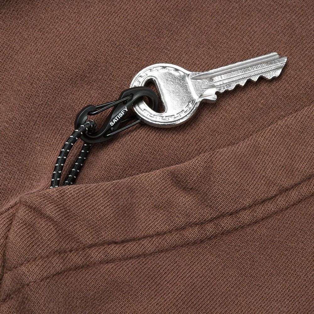 Felpa Satisfy SoftCell Hoodie Sun Bleached Rocky Road – dettaglio del moschettone S-Carabiner nella tasca