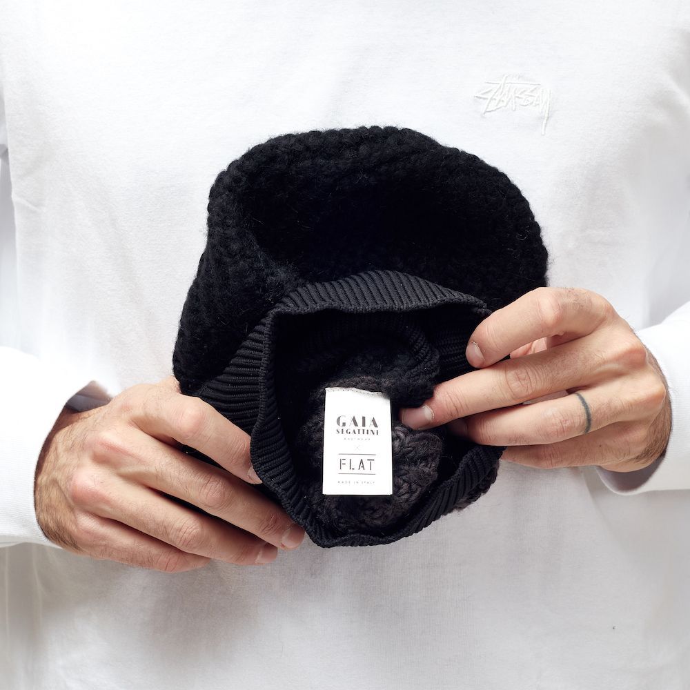Passamontagna Gaia Segattini Knotwear x FLAT shop Balaclava Black – dettaglio dell'etichetta