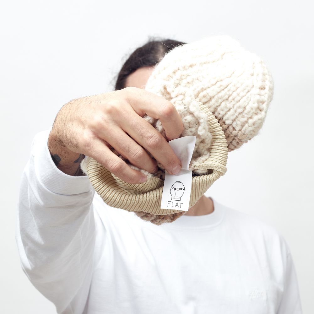 Passamontagna Gaia Segattini Knotwear x FLAT shop Balaclava White – dettaglio dell'etichetta