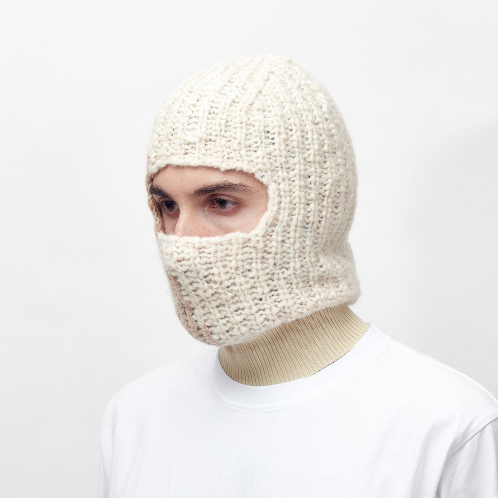 Passamontagna Gaia Segattini Knotwear x FLAT shop Balaclava White – indossato, vista frontale