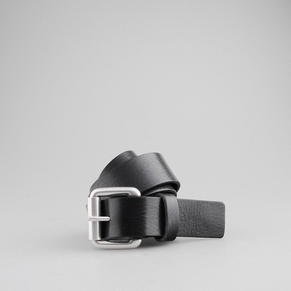 Cintura Molebo Square Buckle Leather Belt Black – arrotolata, vista di tre quarti
