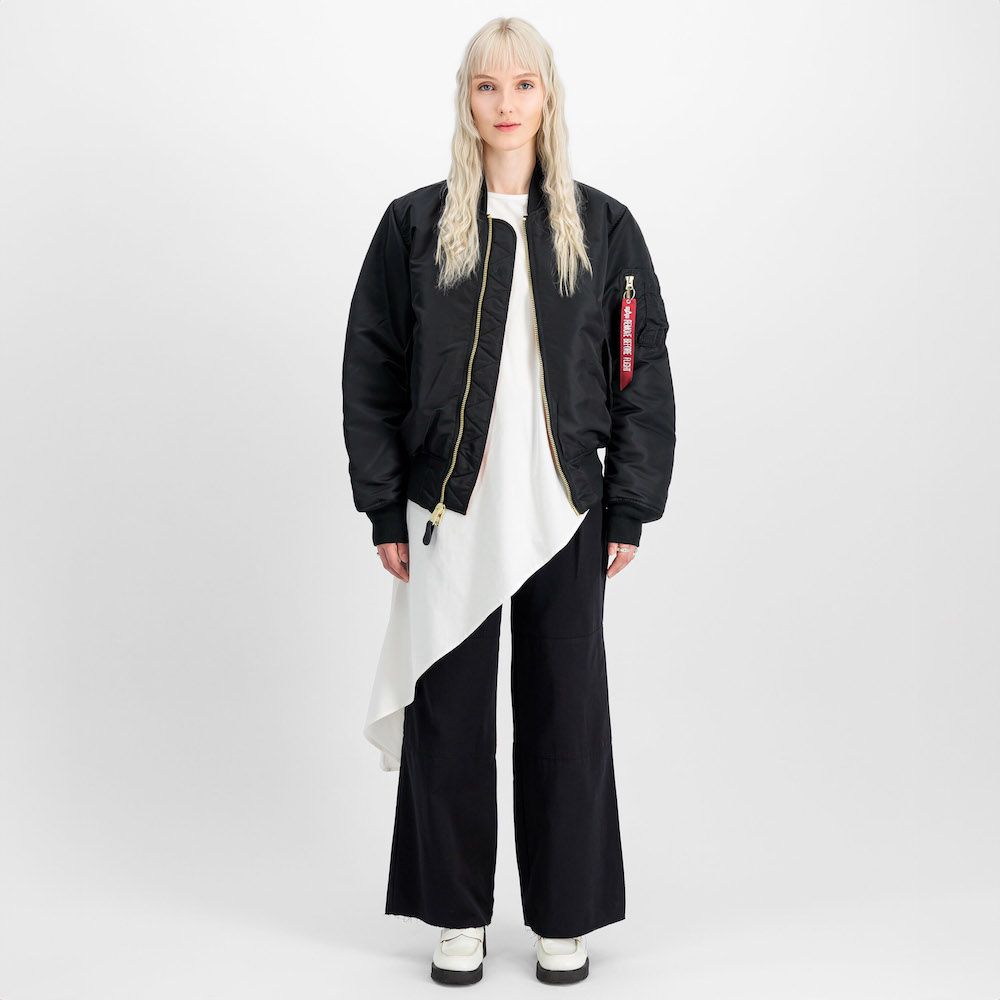 Giacca Alpha Industries MA-1 Heritage Bomber Jacket Black – indossata da una modella, figura intera