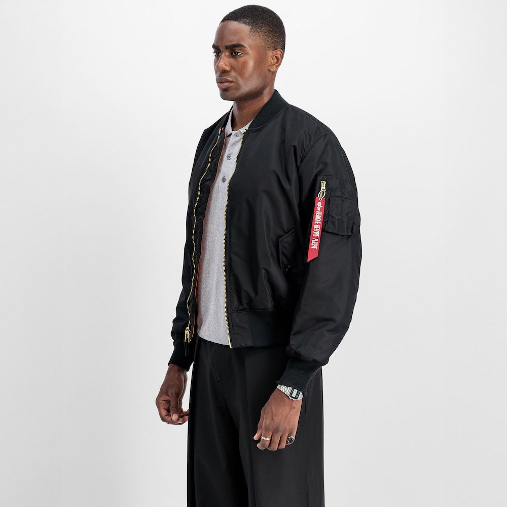 Giacca Alpha Industries MA-1 Heritage Bomber Jacket Black – indossata da un modello, vista di tre quarti