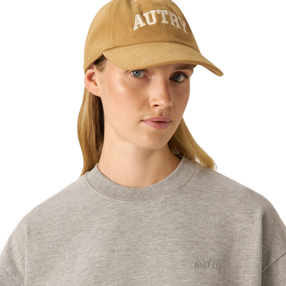 Cappellino Autry College Logo Baseball Cap Beige – indossato da una modella