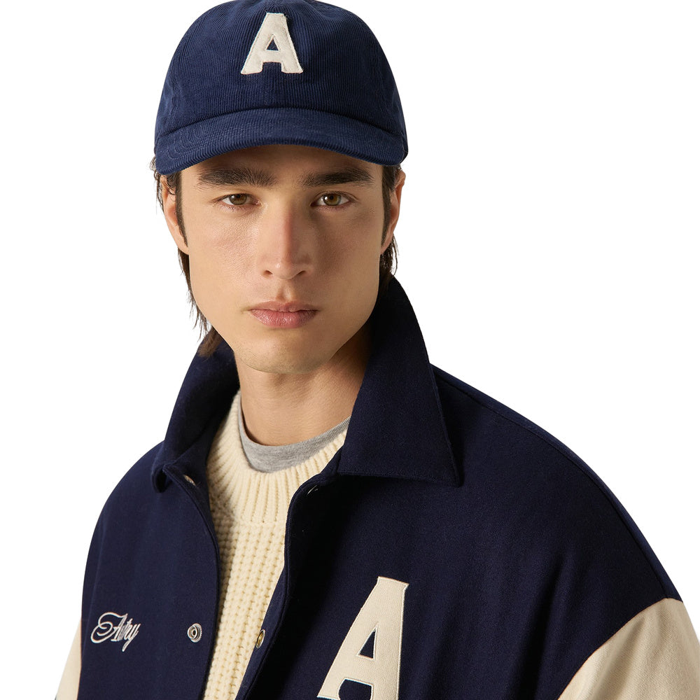 Cappellino Autry Corduroy Baseball Cap With Logo Blue – indossato da un modello
