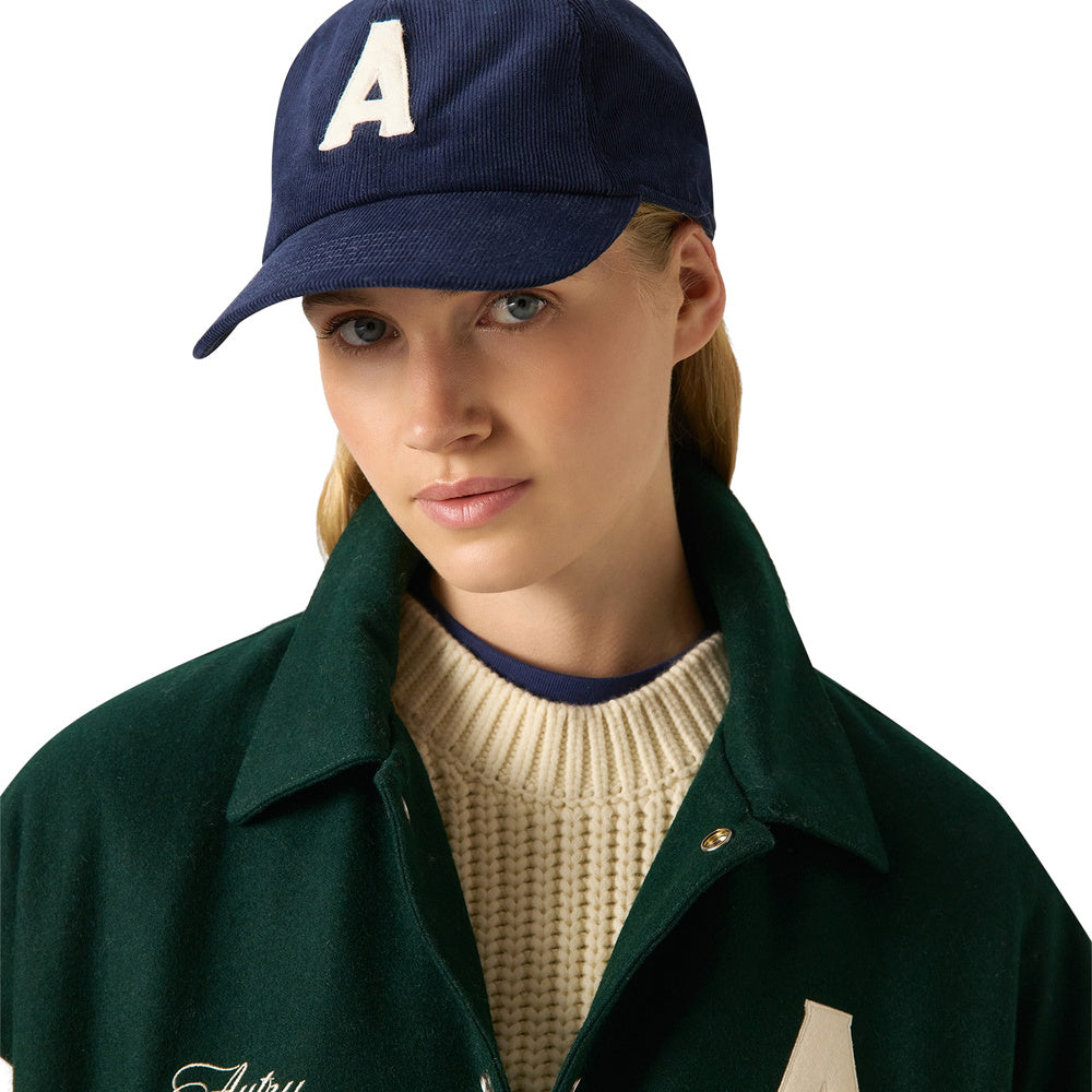 Cappellino Autry Corduroy Baseball Cap With Logo Blue – indossato da una modella