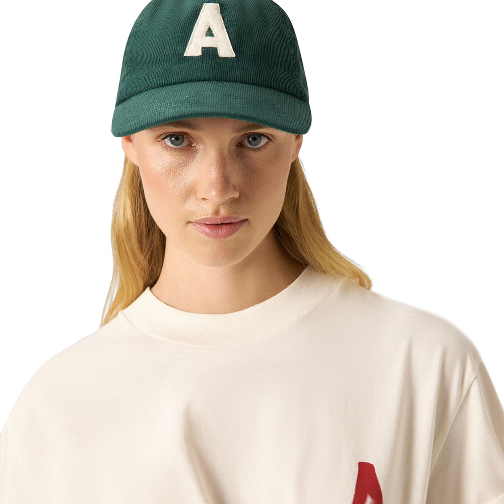 Cappellino Autry Corduroy Baseball Cap With Logo Green – indossato da una modella
