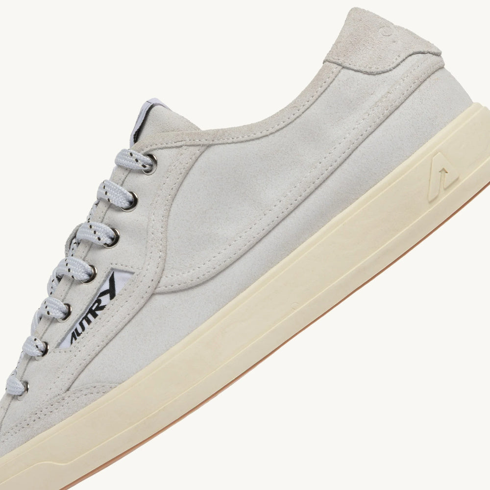 Sneaker Autry Windscape Low Man in suede bianco – dettaglio della tomaia