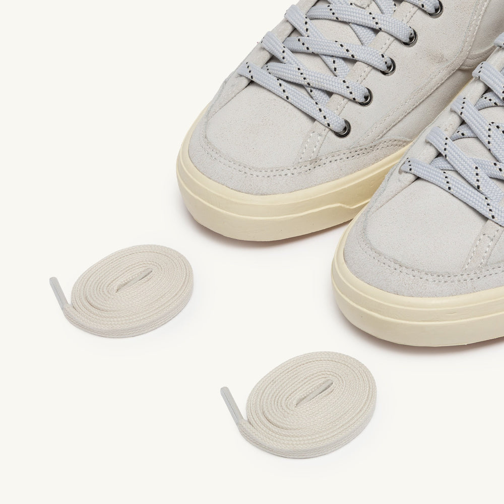 Sneaker Autry Windscape Low Woman in suede bianco – dettaglio della punta con lacci di ricambio