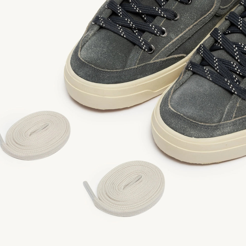 Sneaker Autry Windscape Low Man in suede castory – dettaglio della punta con lacci di ricambio