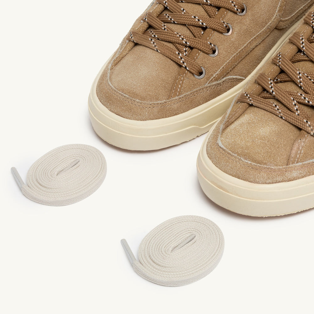 Sneaker Autry Windscape Low Man in suede foam – dettaglio della punta con lacci di ricambio