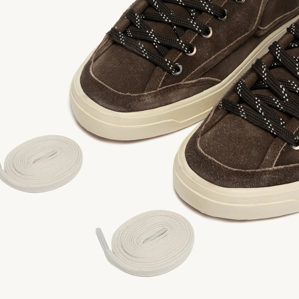 Sneaker Autry Windscape Low Man in suede mustang – dettaglio della punta con lacci di ricambio