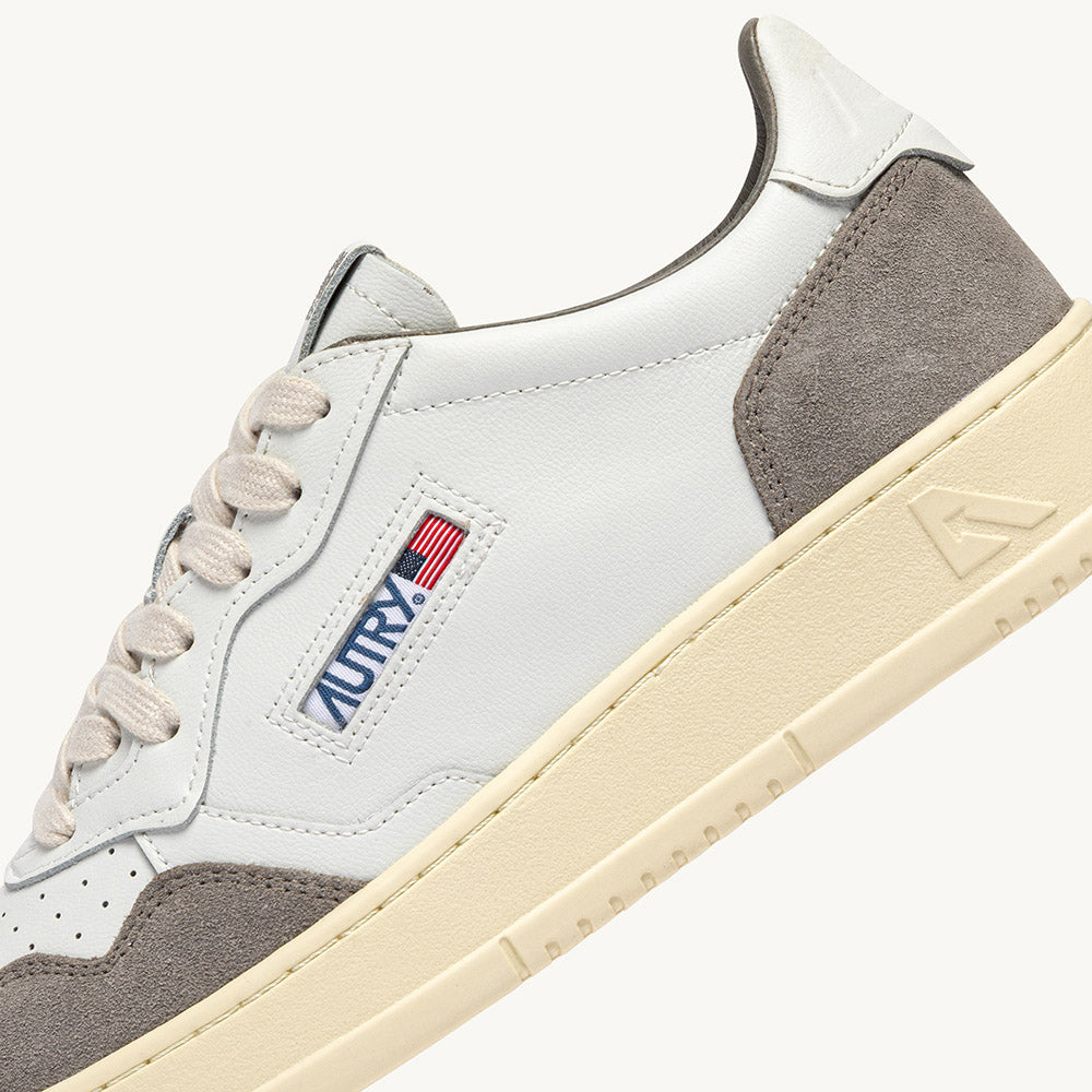 Sneaker Autry Medalist Low Man Soft Leather/Suede White/Cemento – dettaglio della tomaia