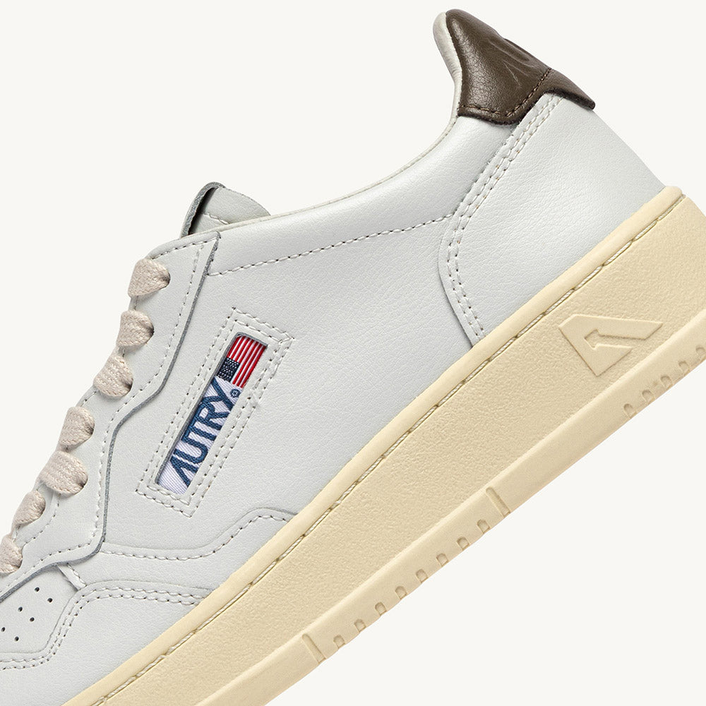 Sneaker Autry Medalist Low Woman Leather White/Chocolate – dettaglio della tomaia