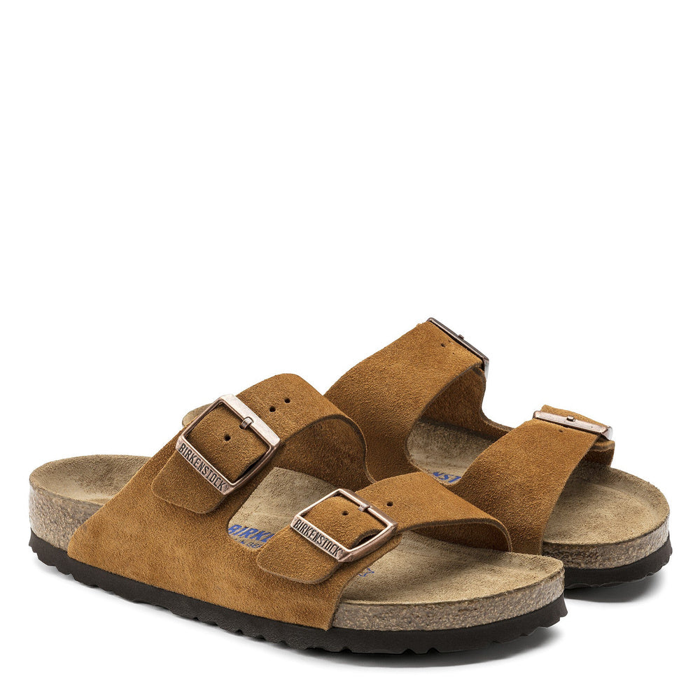 Sandalo Birkenstock Arizona Soft Footbed in pelle scamosciata Mink – coppia, vista di tre quarti