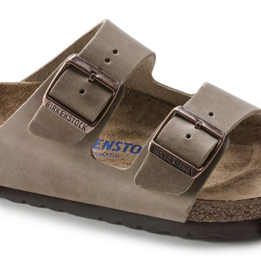 Sandalo Birkenstock Arizona Soft Footbed in nabuk oliato Tobacco Brown – dettaglio della tomaia