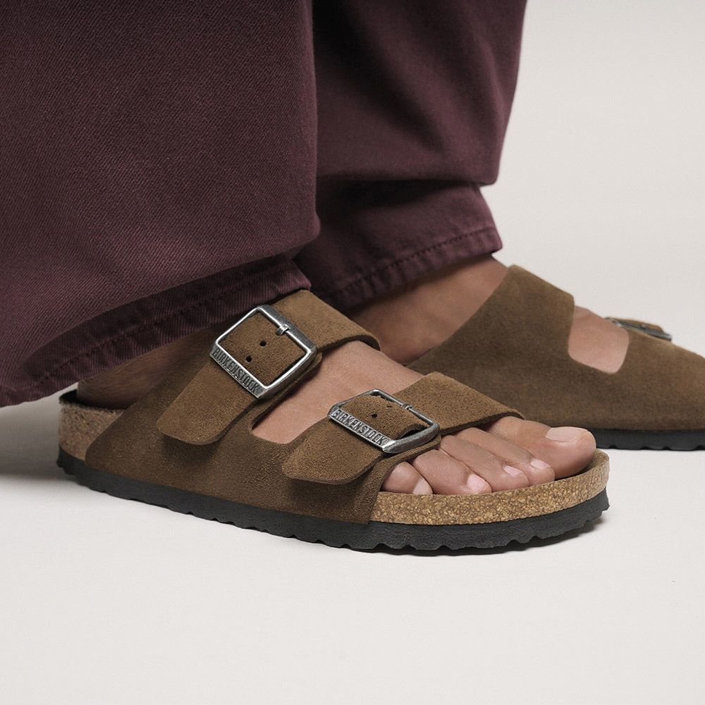 Sandalo Birkenstock Arizona Soft Footbed in pelle scamosciata Dark Tea – primo piano indossato da una modella