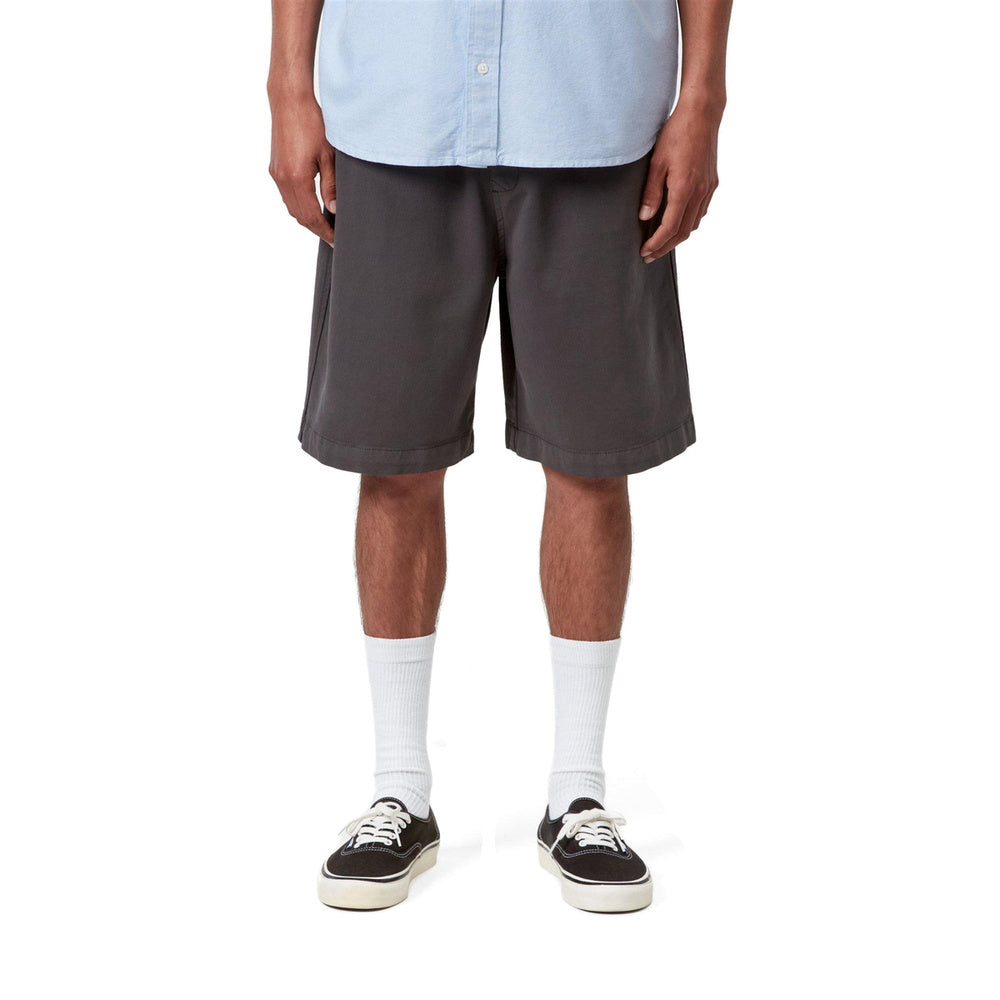 Short Carhartt WIP Floyde Short Graphite Garment Dyed – indossati vista frontale