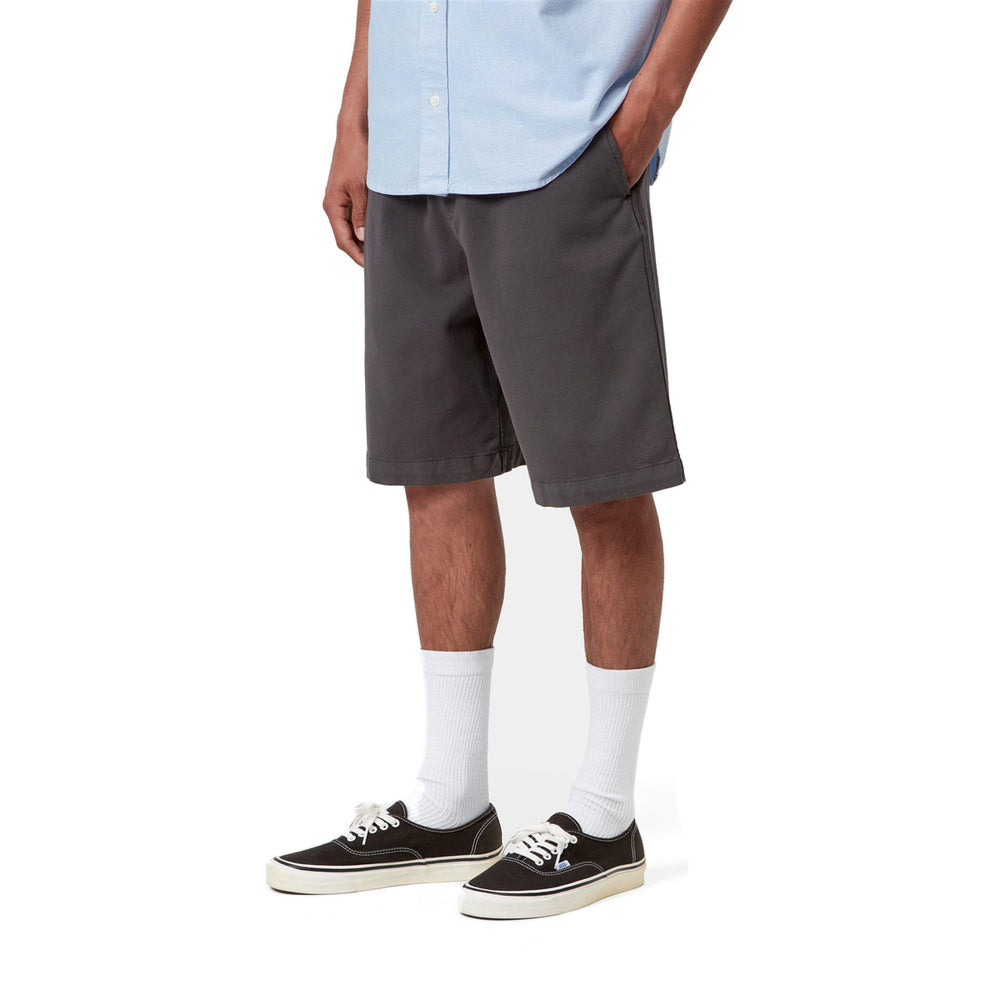 Short Carhartt WIP Floyde Short Graphite Garment Dyed – indossati vista di tre quarti