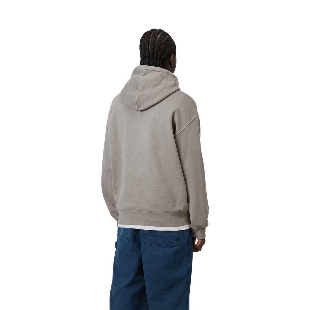 Felpa con cappuccio Carhartt WIP Hooded Nelson Sweatshirt Yosemite Garment Dyed – indossata vista posteriore