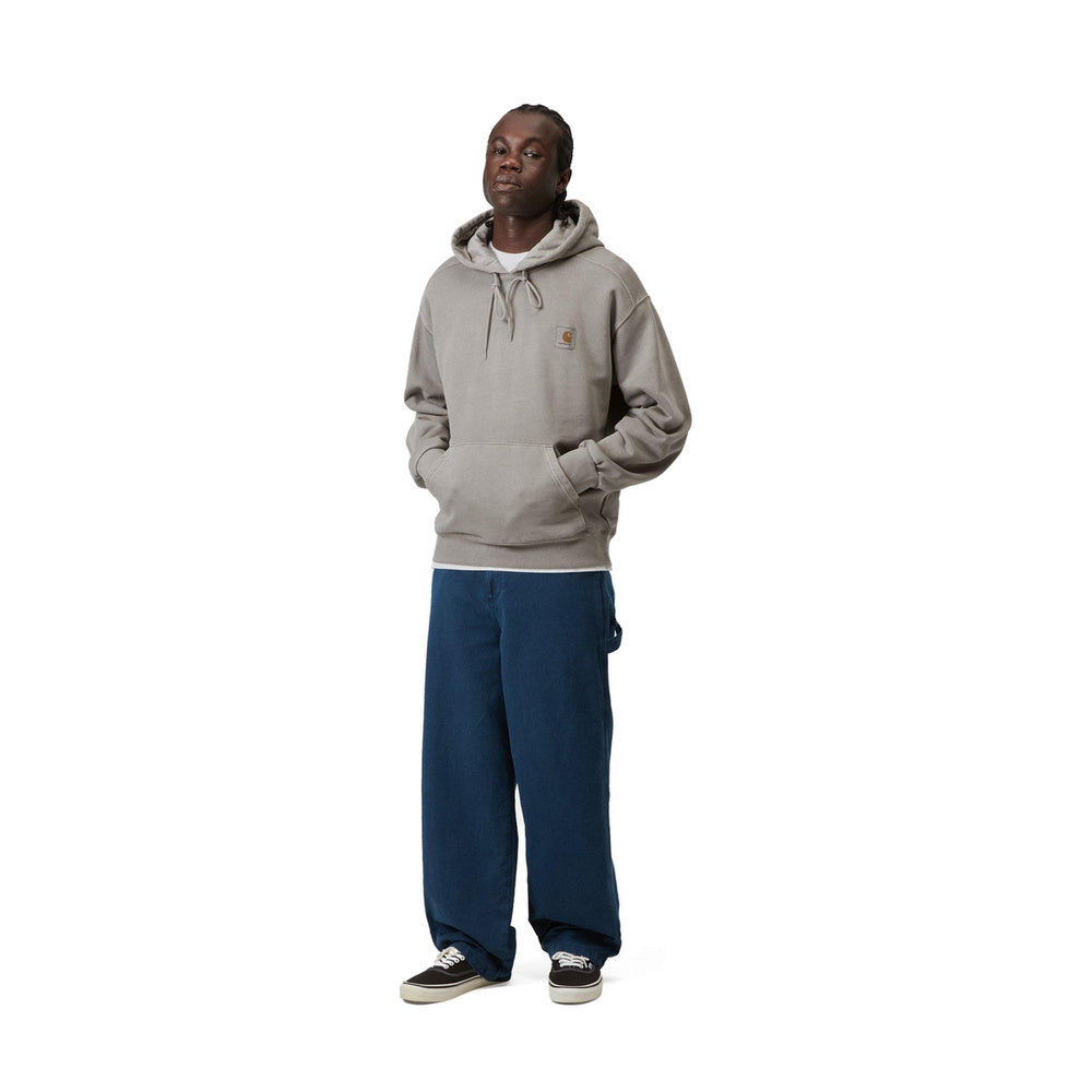 Felpa con cappuccio Carhartt WIP Hooded Nelson Sweatshirt Yosemite Garment Dyed – indossata figura intera