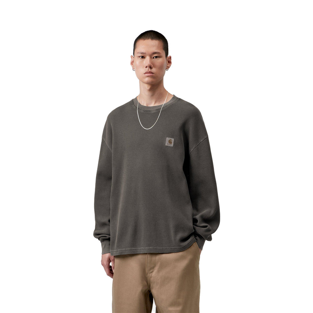 Maglia a manica lunga Carhartt WIP L/S Vista Waffle T-Shirt Black Garment Dyed – indossata vista frontale