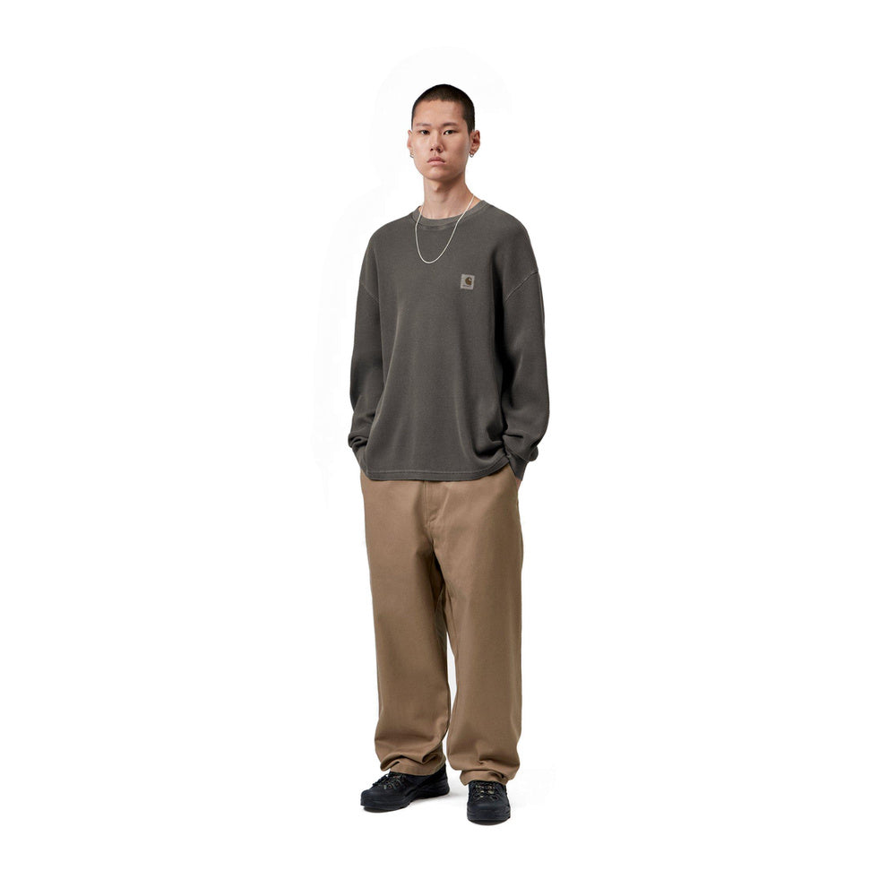 Maglia a manica lunga Carhartt WIP L/S Vista Waffle T-Shirt Black Garment Dyed – indossata figura intera