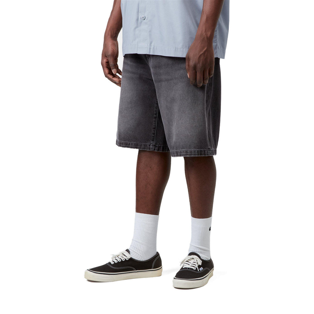 Short Carhartt WIP Landon Short Black Worn Bleached – indossati vista di tre quarti