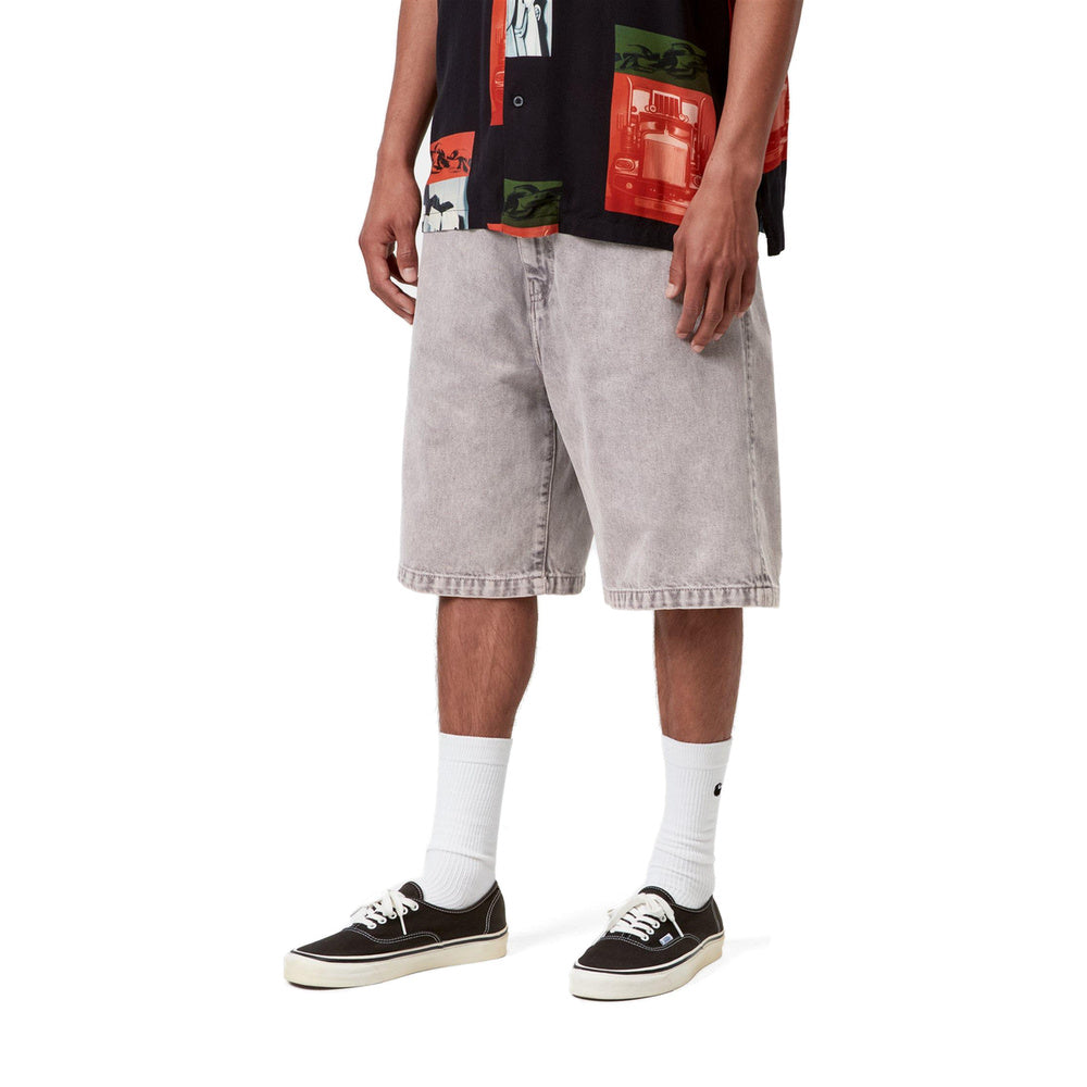Short Carhartt WIP Landon Short Shale Chalk Wash – indossati vista di tre quarti
