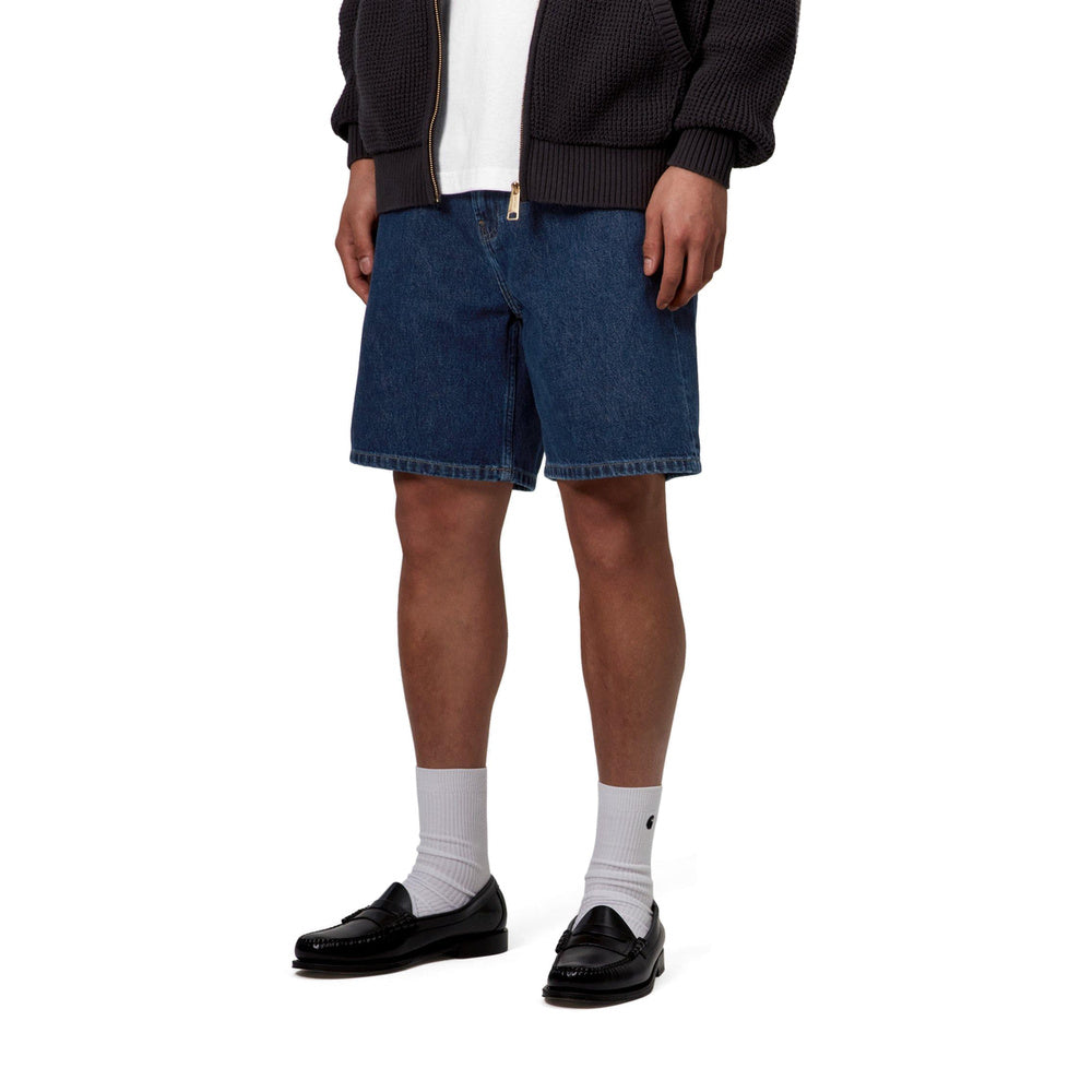 Short Carhartt WIP Nolan Short Blue Heavy Stone Washed – indossati vista di tre quarti
