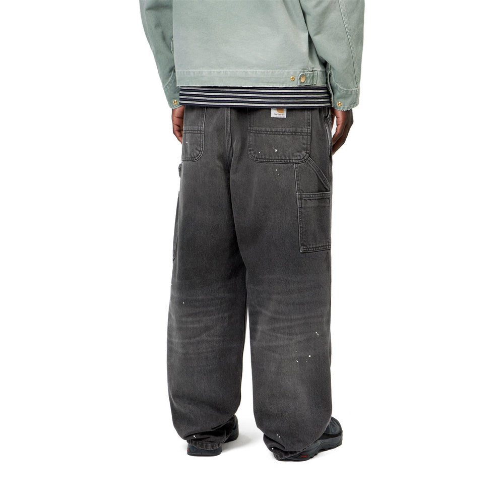 Pantaloni da lavoro Carhartt WIP OG Single Knee Pant Black Destroy Wash Splatter – indossati vista posteriore