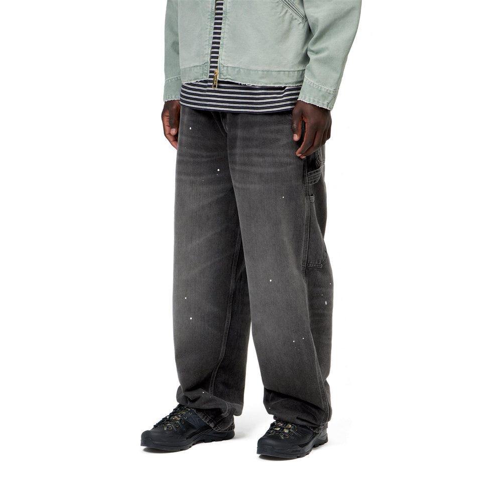 Pantaloni da lavoro Carhartt WIP OG Single Knee Pant Black Destroy Wash Splatter – indossati vista di tre quarti