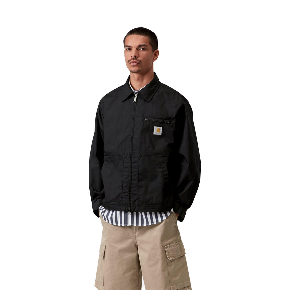 Giacca Carhartt WIP Postal Jacket Black – indossata vista di tre quarti