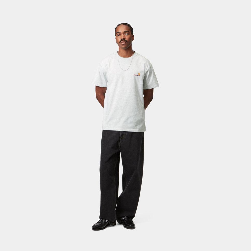 T-shirt Carhartt WIP S/S American Script T-Shirt Ash Heather – indossata figura intera