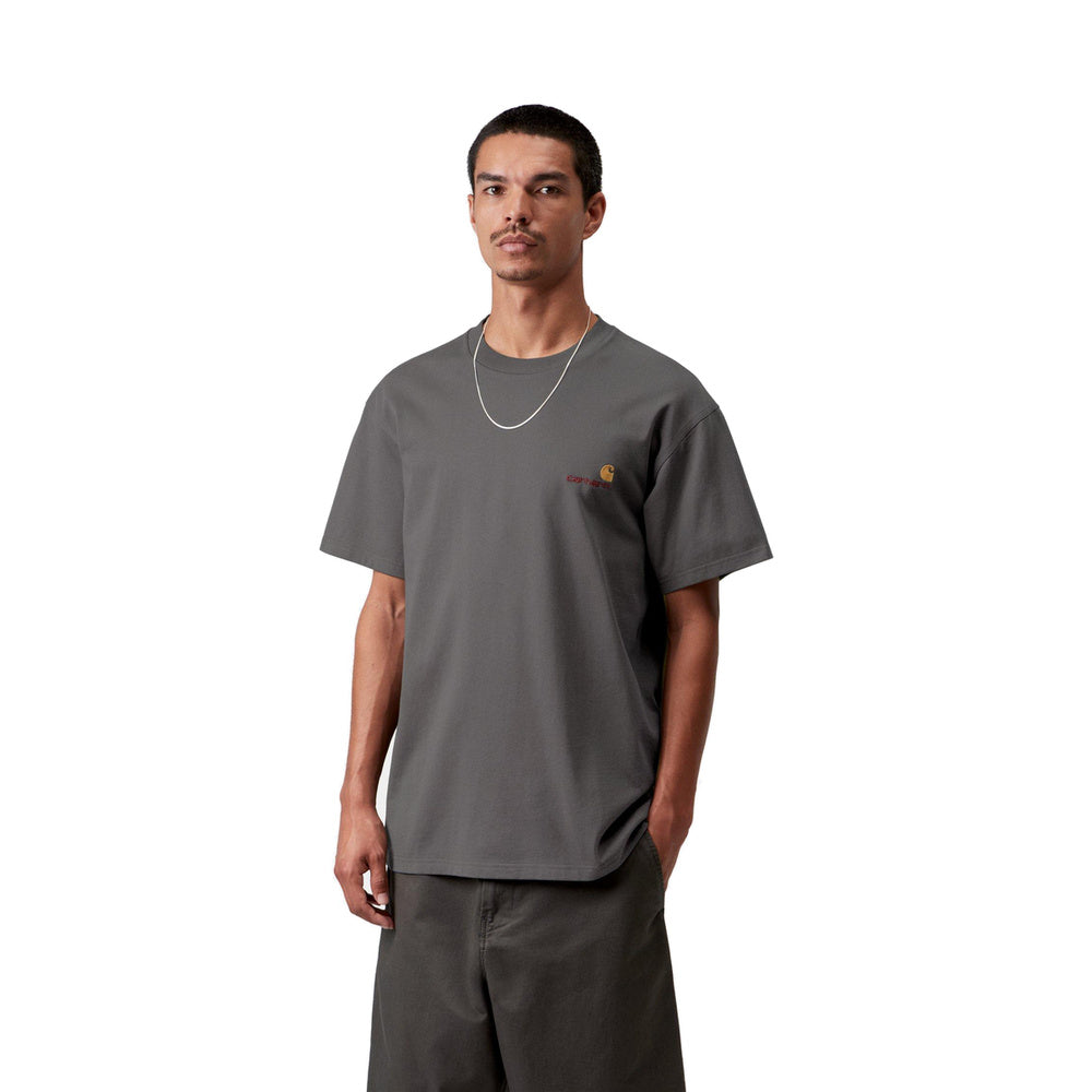 T-shirt Carhartt WIP S/S American Script T-Shirt Graphite – indossata vista frontale